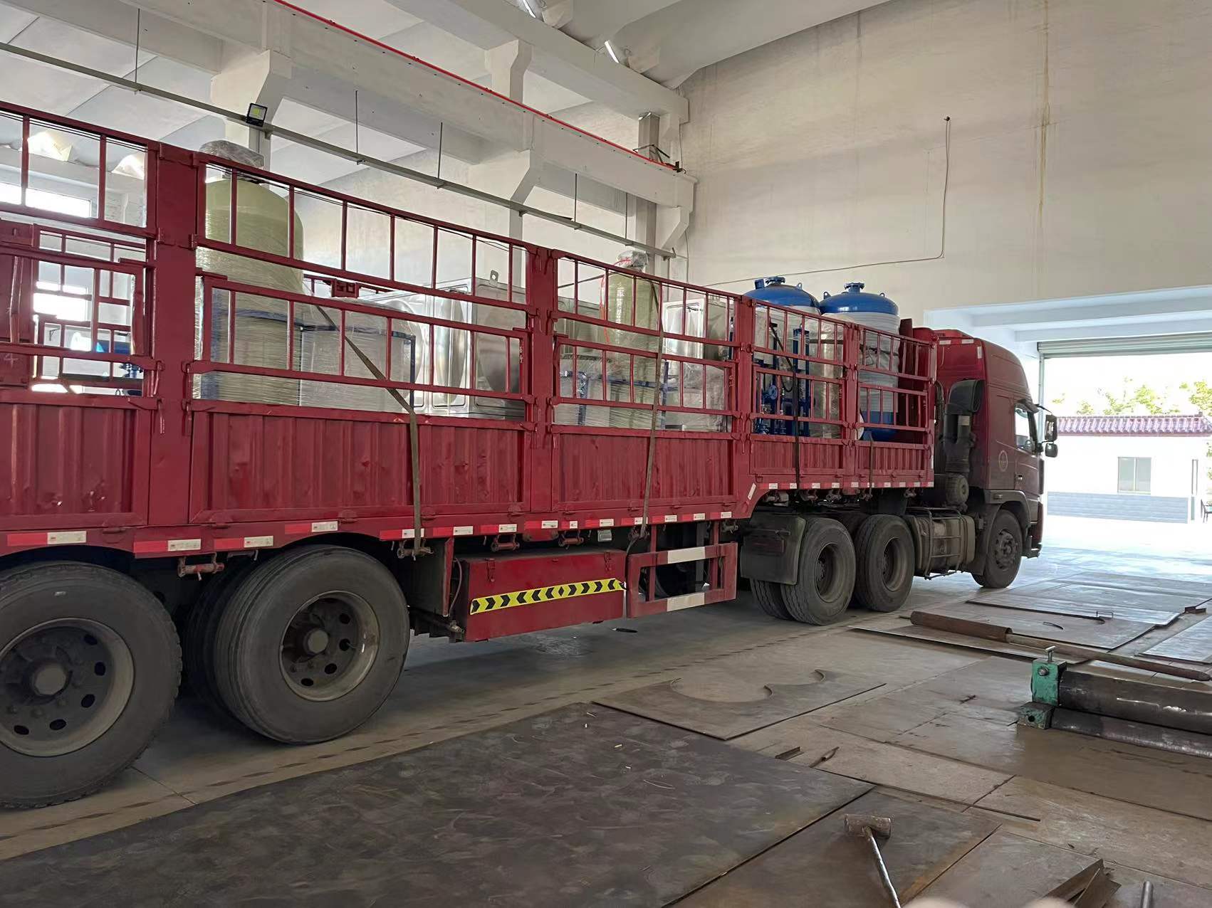 山西陽泉整車發(fā)貨全自動(dòng)軟水器2套，定壓補(bǔ)水機(jī)組3套，不銹鋼水箱2個(gè)，精密過濾器1臺(tái)，全自動(dòng)加藥裝置1套