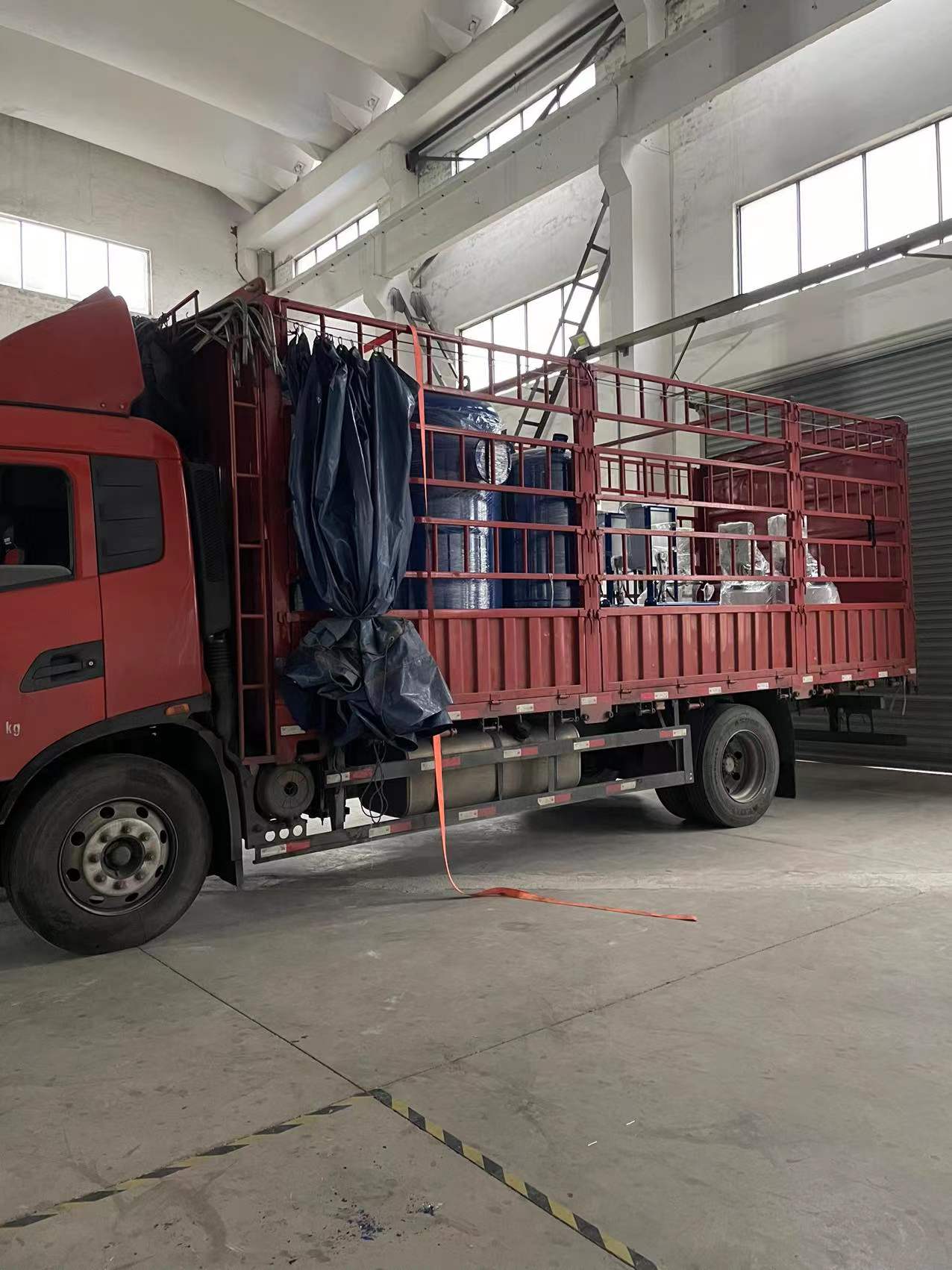 上海專車直達(dá)定壓補(bǔ)水機(jī)組3套，全自動(dòng)加藥裝置3套，緩沖罐3個(gè)