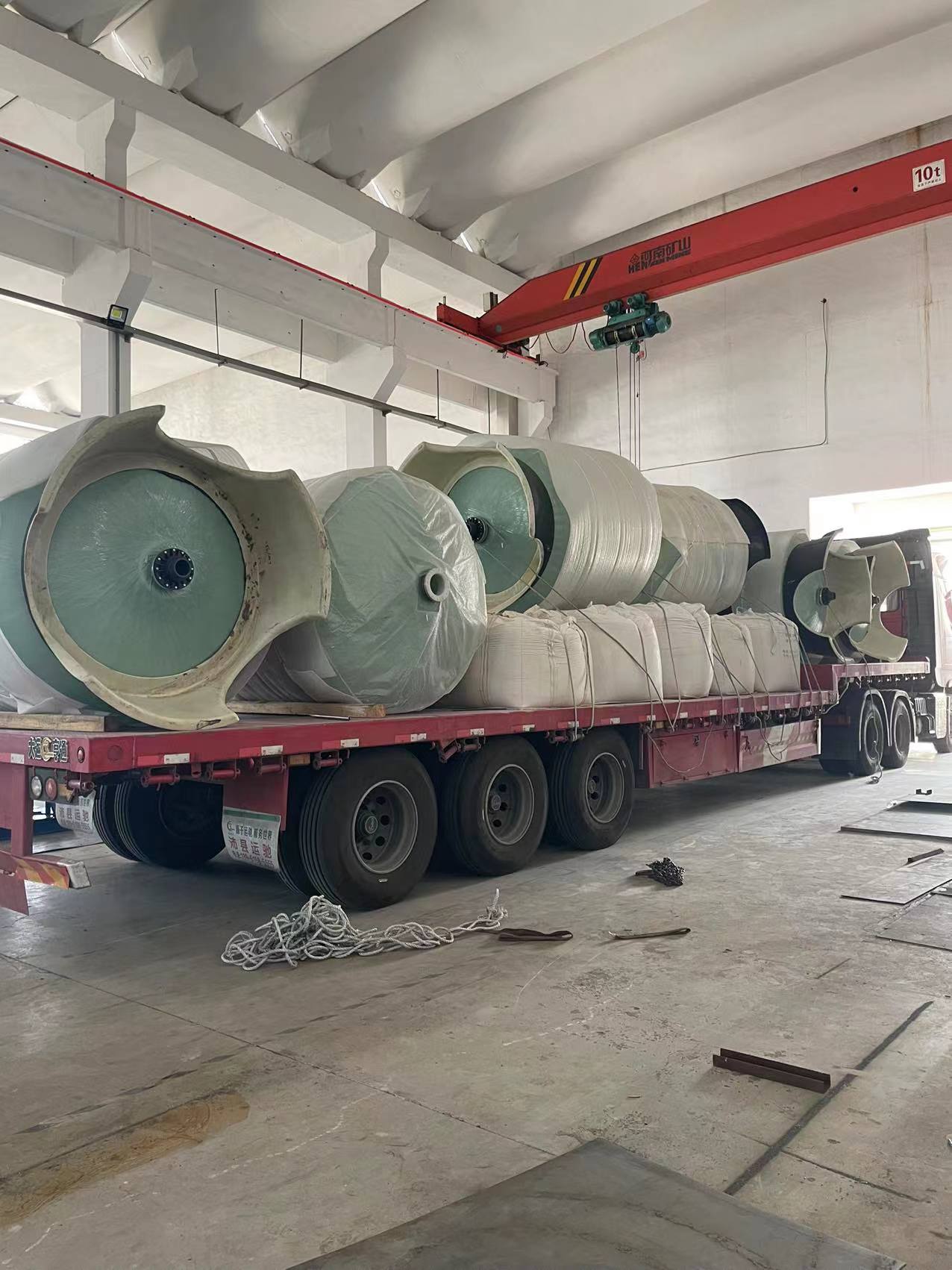 6套玻璃鋼罐石英砂過濾器已全部裝車，發(fā)貨浙江衢州！